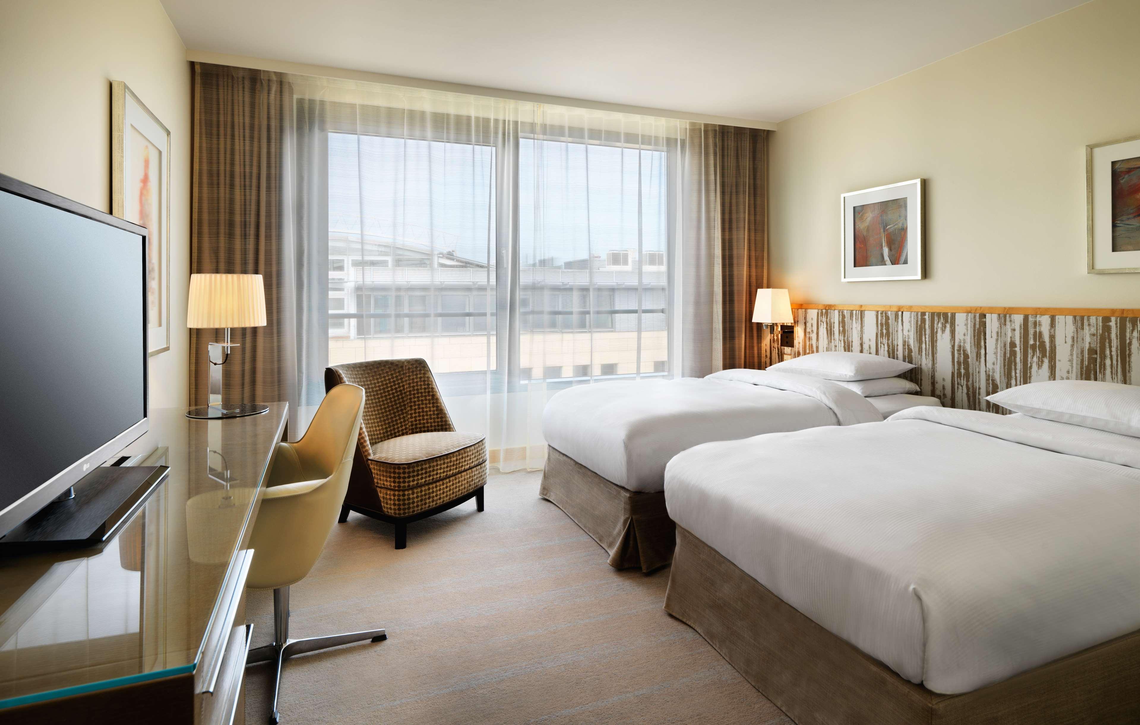 Hyatt Regency Mainz Hotel Exterior photo A room at the hotel