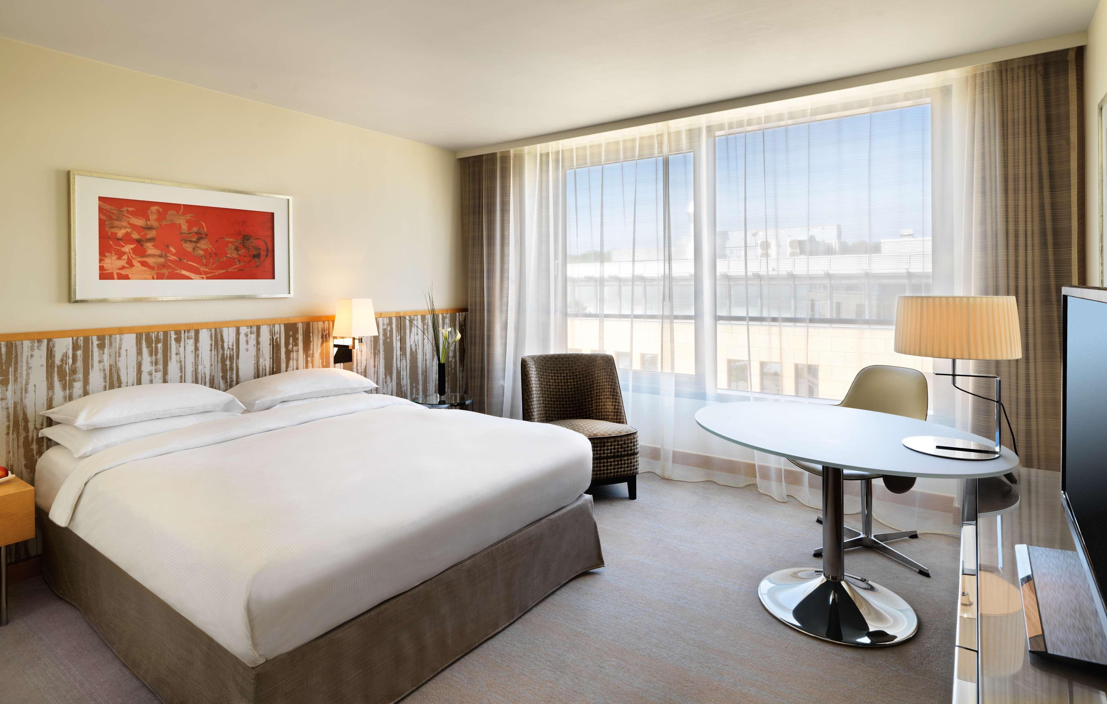 Hyatt Regency Mainz Hotel Exterior photo A room at the hotel