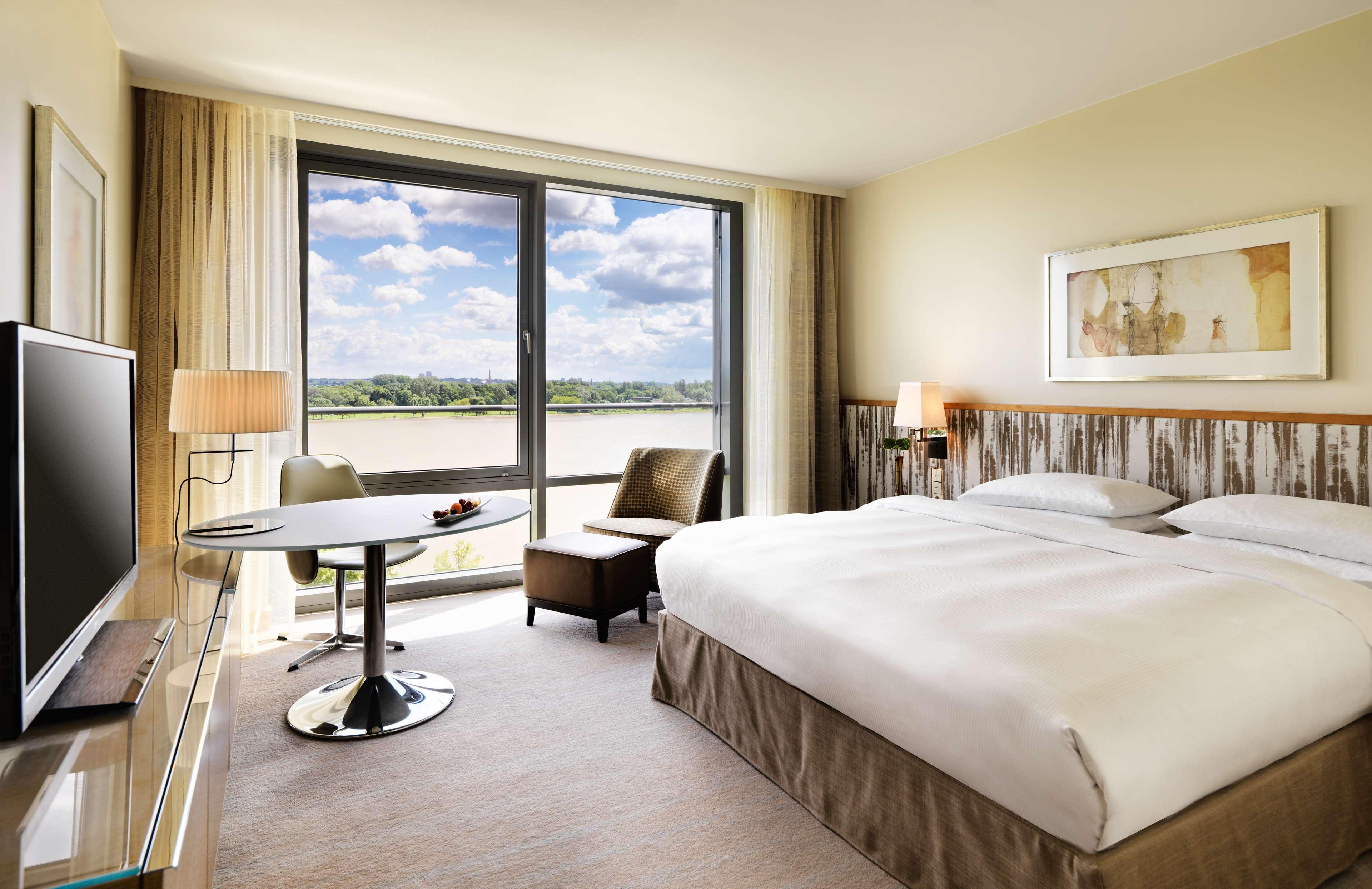 Hyatt Regency Mainz Hotel Exterior photo A typical room at the hotel
