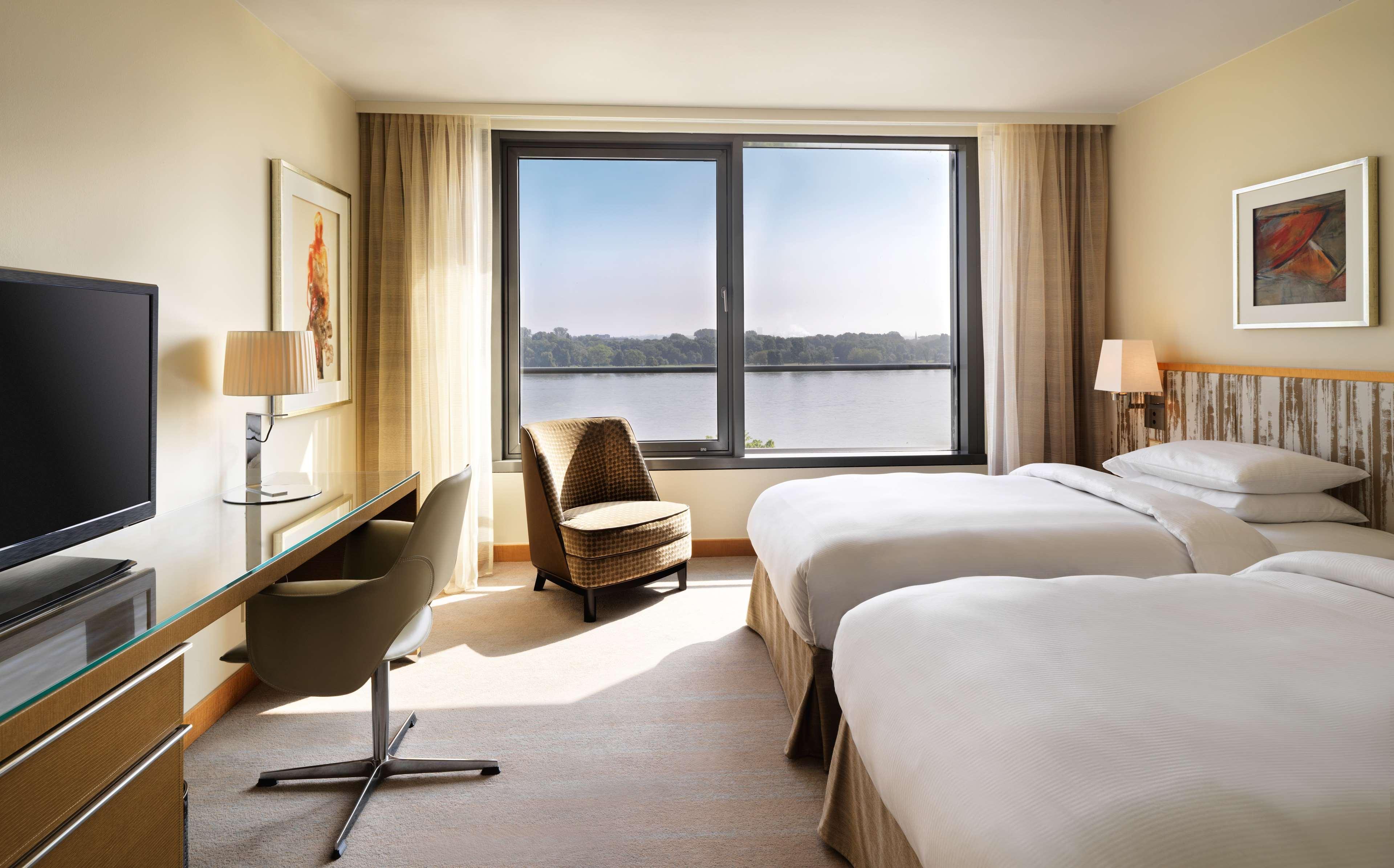 Hyatt Regency Mainz Hotel Exterior photo A room at the hotel